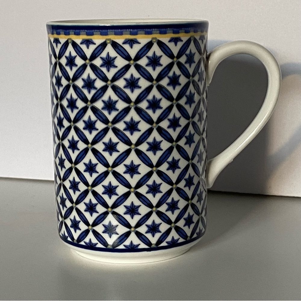 Victoria & Beale Williamsburg Tall Coffee Mug Cup Blue White Yellow 9026 EUC